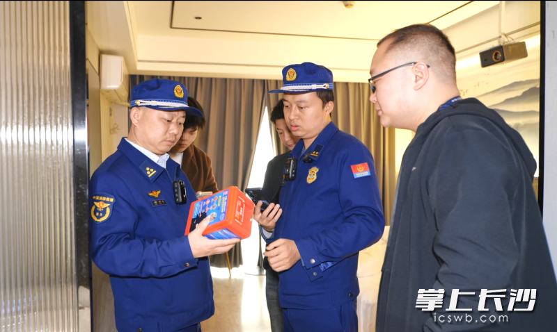 执法人员正在进行检查。长沙晚报通讯员 寻艳 摄 执法人员正在进行检查。长沙晚报通讯员 寻艳 摄