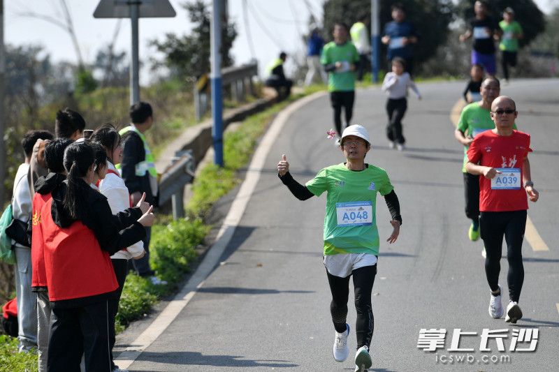 本次赛事参赛选手年龄跨度从6岁至65岁,涵盖各年龄段跑友。 本次赛事参赛选手年龄跨度从6岁至65岁,涵盖各年龄段跑友。