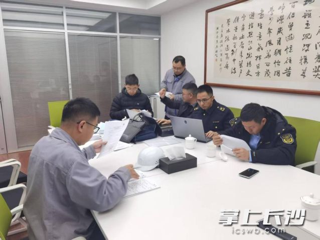 在同事眼中代宜材（右二）工作认真负责、为人低调。