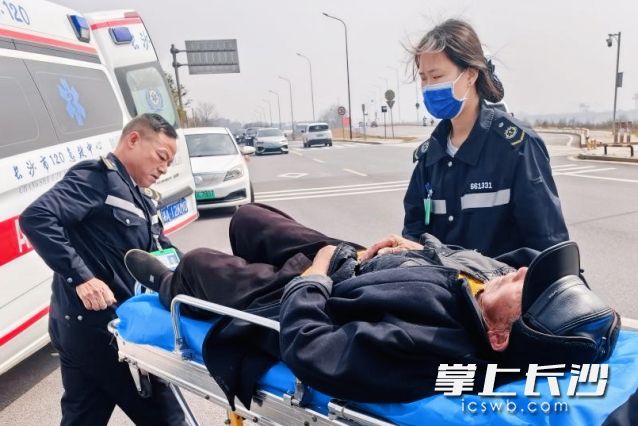 受伤老人被120送往望城区人民医院救治。  均为长沙晚报通讯员 谭骊供图