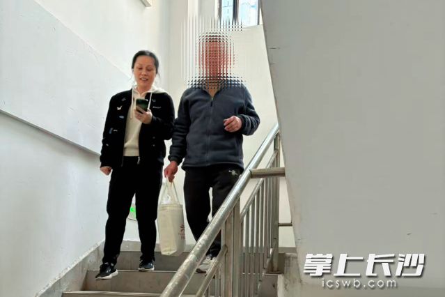 网格员找到走失老人，并第一时间通过手机向社区报告情况。长沙晚报通讯员 杜姣供图