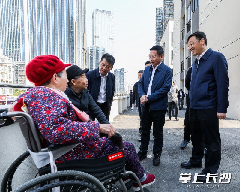 陈博彰调研裕南街街道三栋碑1-3号栋危房原拆原建项目，认真听取居民意见建议。长沙晚报全媒体记者 董阳 摄