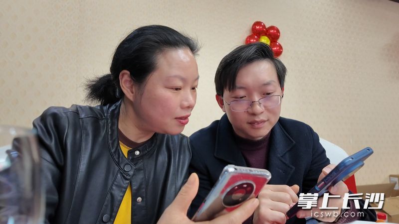 活动现场,银行工作人员和企业家们一对一深度沟通交流。 活动现场,银行工作人员和企业家们一对一深度沟通交流。