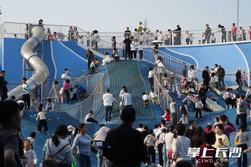 儿童乐园热闹非凡，孩子们在此尽情玩耍。均为长沙晚报全媒体记者 邹麟  摄