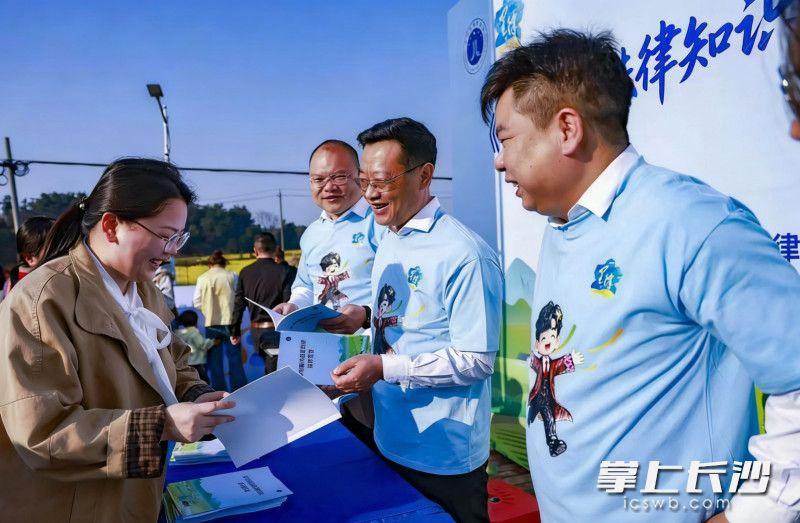 长沙市律协发布《乡村振兴法律知识百问百答》。主办方供图