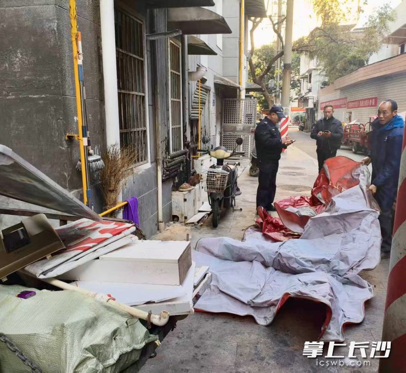 过去这种废品堆码占道的现象在一条巷是常态。 长沙晚报通讯员 陈怡 供图 过去这种废品堆码占道的现象在一条巷是常态。 长沙晚报通讯员 陈怡 供图