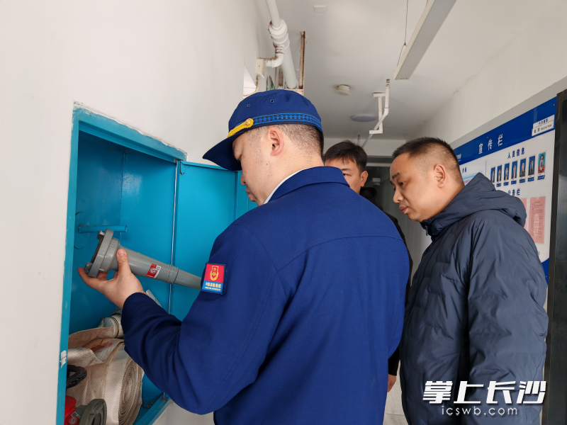 消防监督员在检查。 长沙晚报通讯员 汤淑 摄 消防监督员在检查。 长沙晚报通讯员 汤淑 摄