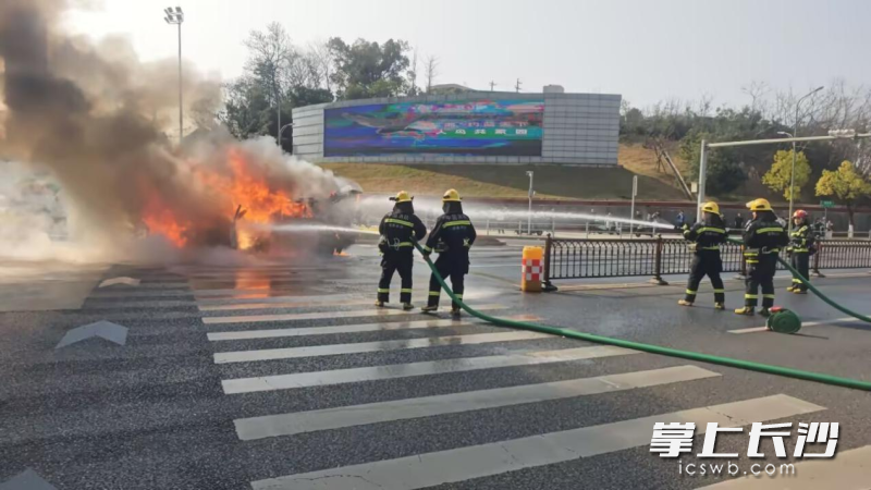 消防员正在灭火。长沙晚报通讯员 刘鑫 摄 消防员正在灭火。长沙晚报通讯员 刘鑫 摄