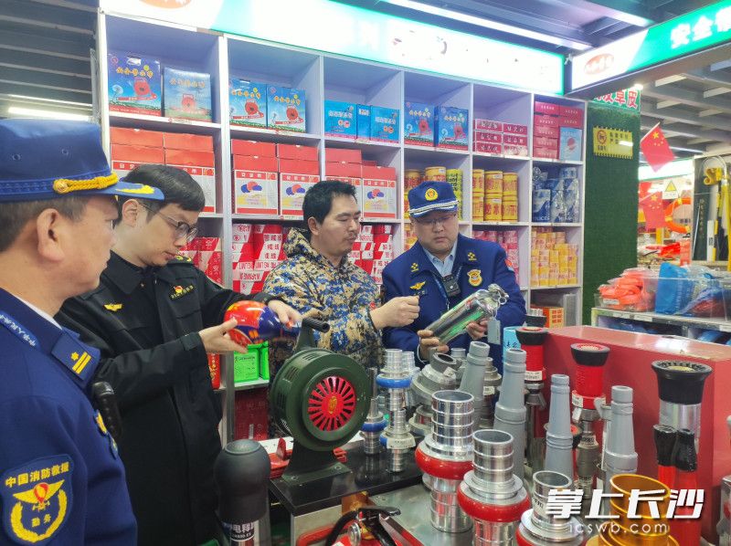 执法人员在进行检查。 长沙晚报通讯员 王磊 摄 执法人员在进行检查。 长沙晚报通讯员 王磊 摄