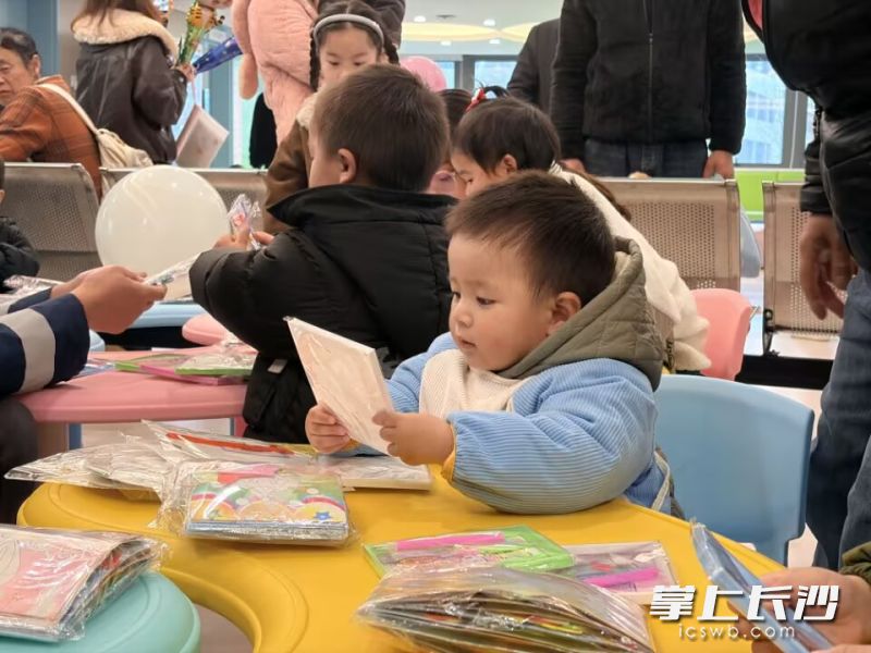 在东方红街道社区卫生服务中心医育结合中心，孩子们玩得很开心。