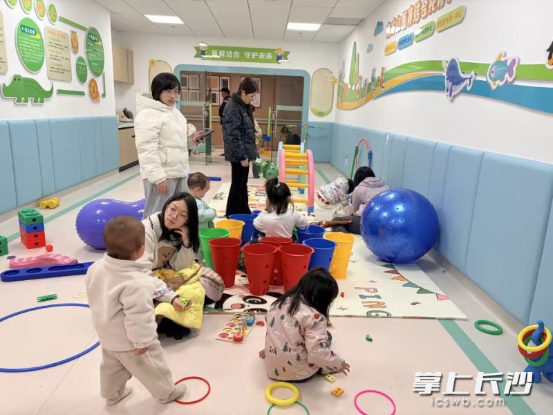 持证托育师负责孩子的日常起居，儿保医生每日巡检，对孩子的体温、饮食、精神状态全程监测。