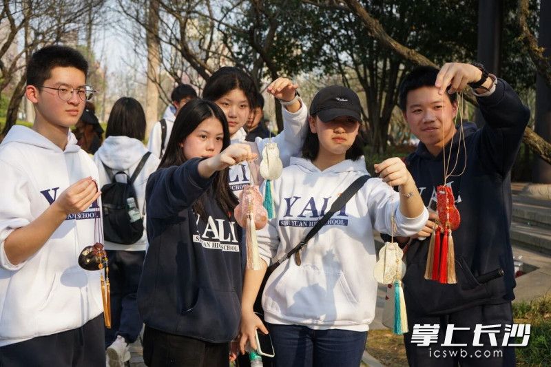制作香囊活动也让学生们体验了传统香道文化的独特魅力。