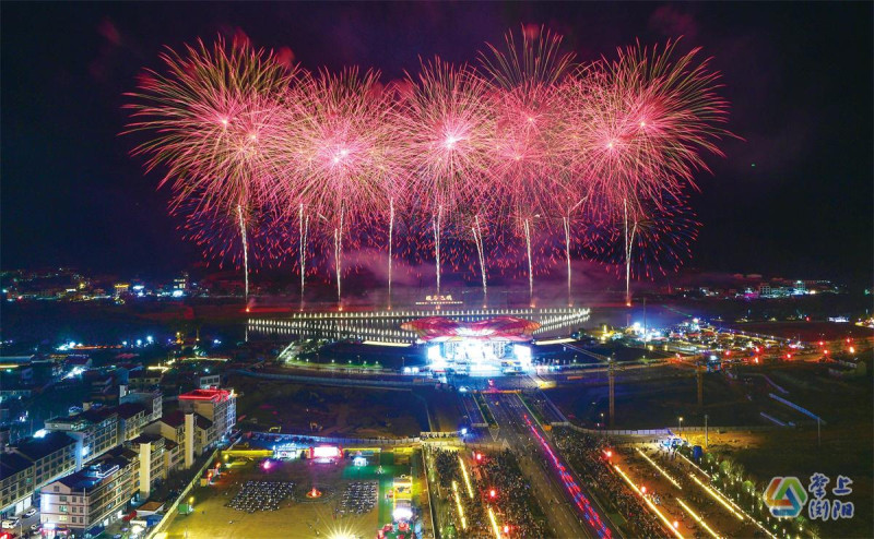 3月14日晚，2026年浏阳首场周末焰火秀上，象形烟花用4000余发微烟无硫产品，让整场焰火秀在璀璨之时，更添一份难得的“通透”。