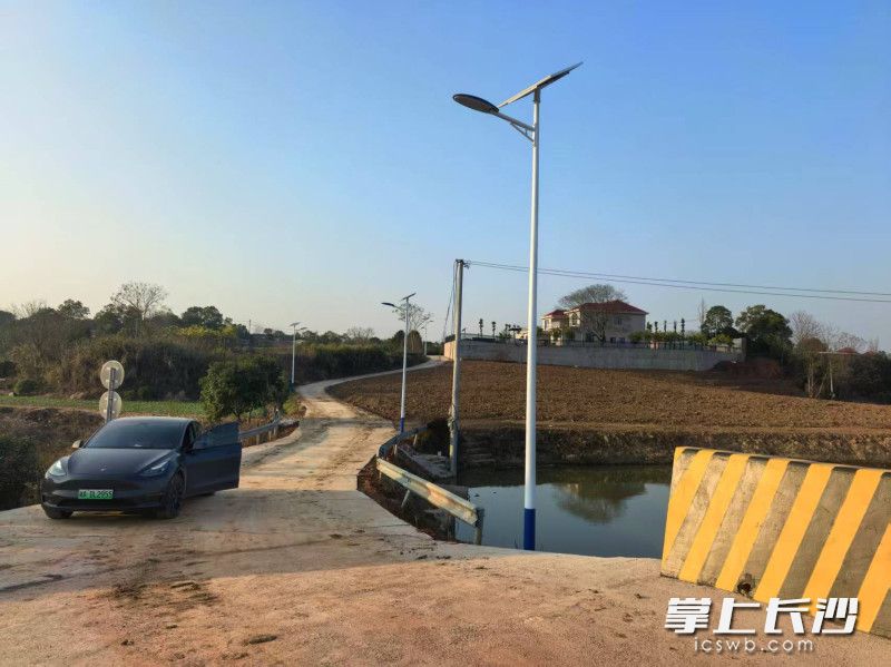 沿着大坝佬组1400米长的村道行走，38盏崭新的太阳能路灯已立好。 均为长沙晚报通讯员李宇珏摄