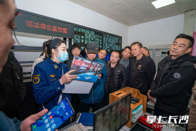 消防宣传员在进行实地教学。长沙晚报通讯员 杨璐琳 摄