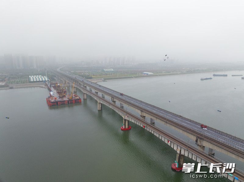 3月17日,长赣高铁长沙湘江铁路特大桥主桥首个主墩桩基完工。均为长沙晚报全媒体记者 邹麟 摄 3月17日,长赣高铁长沙湘江铁路特大桥主桥首个主墩桩基完工。均为长沙晚报全媒体记者 邹麟 摄