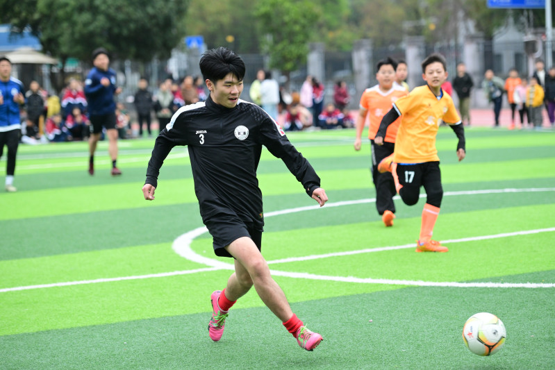 校友荣耀队与东郡燃动队表演赛火热上演。