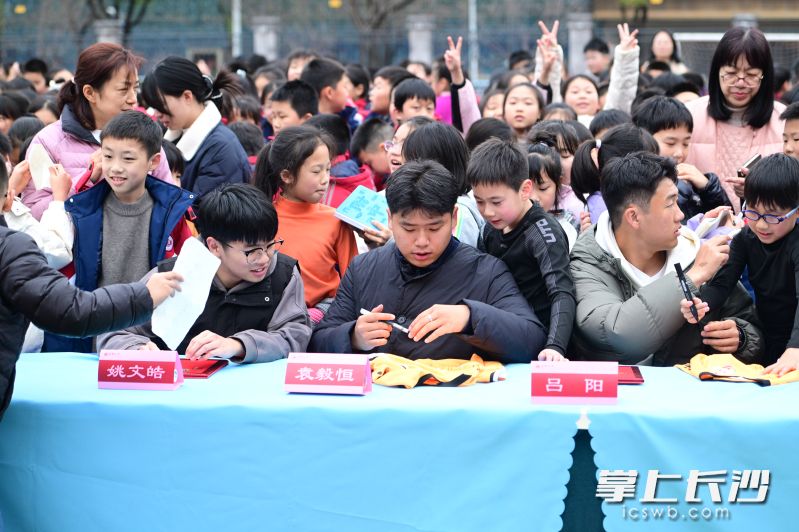 球员们成了足球少年热捧的学习榜样。