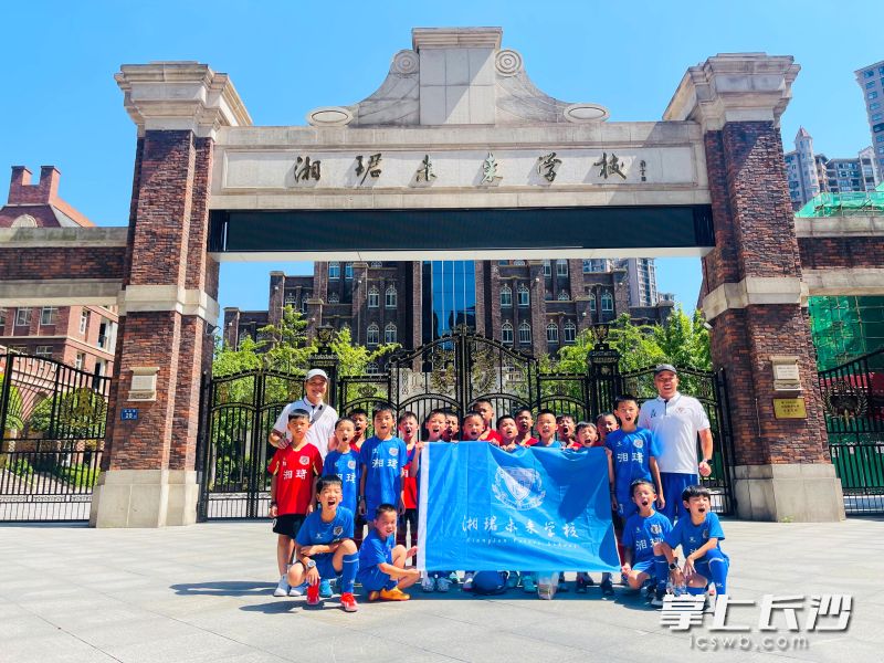 学校先后获评首批全国青少年校园足球特色学校、全国啦啦操实验学校、长郡教育集团足球人才基地校。