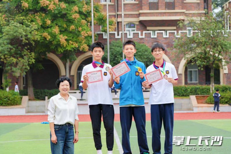 辜美华校长颁发“湘珺三冠王”“湘珺吉尼斯”巅峰荣誉。