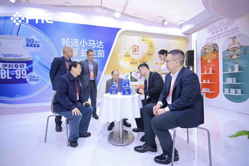 观展者在锦旗生物展位进行交流。 均为澳优供图