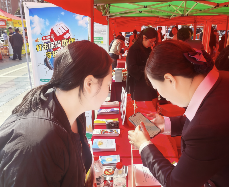 中国人寿宁乡支公司工作人员现场解答市民的疑难问题。