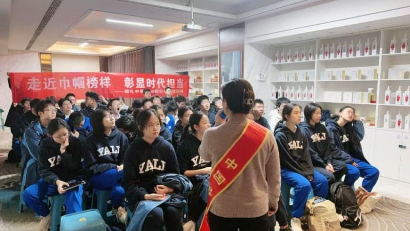 彭天冰向同学们讲述奔赴汶川地震灾区救援的故事。均为长沙晚报通讯员 肖棋隽 谭淞麟 供图