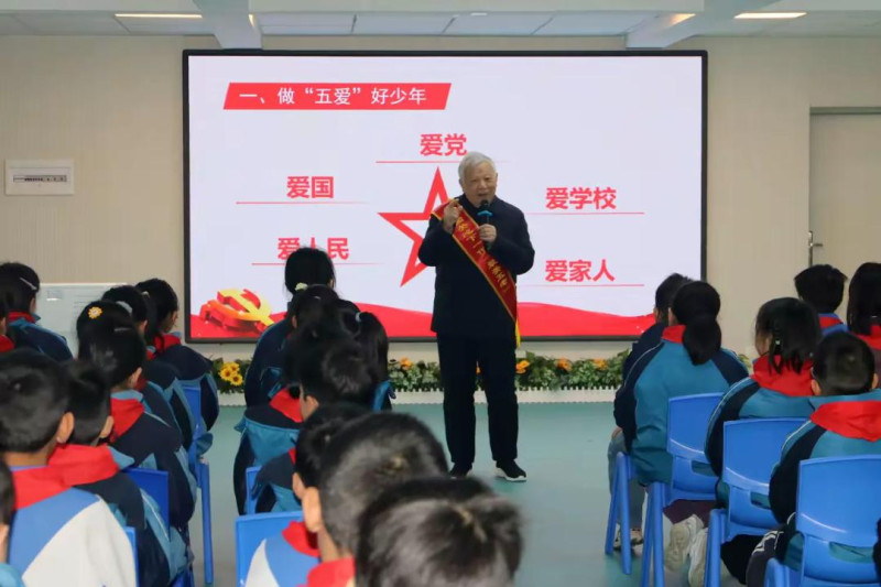 邓学东开展“学雷锋”主题宣讲。通讯员供图