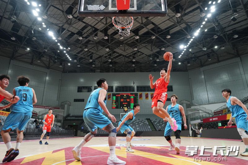 3月18日晚，“湘BA”长沙队与中南大学队在贺龙体育馆进行了一场热身赛，长沙队队员陈天灿持球进攻上篮。长沙晚报全媒体记者 邹麟 摄