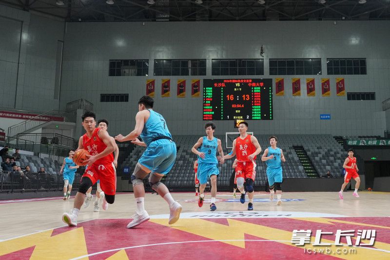 3月18日晚，“湘BA”长沙队与中南大学队在贺龙体育馆进行了一场热身赛。长沙晚报全媒体记者 邹麟 摄