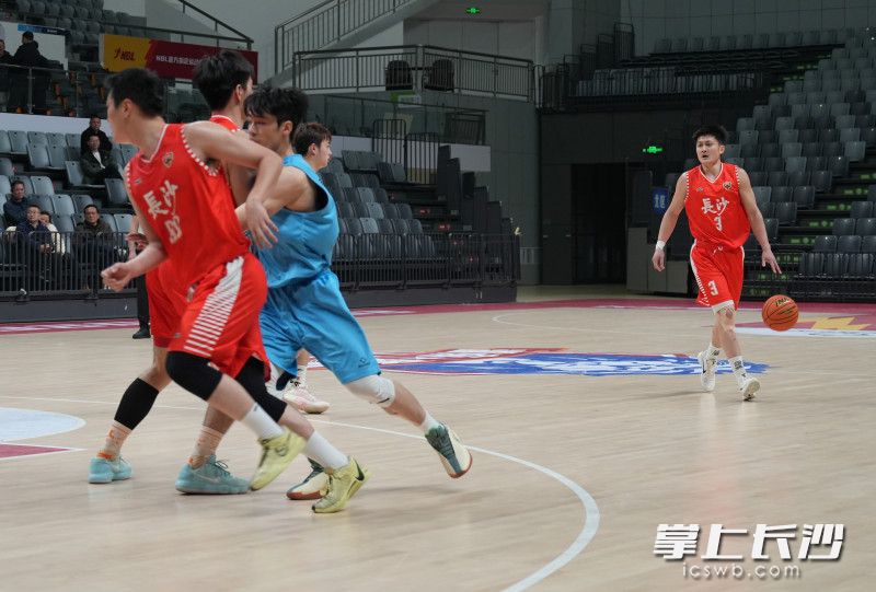 3月18日晚，“湘BA”长沙队与中南大学队在贺龙体育馆进行了一场热身赛。长沙晚报全媒体记者 邹麟 摄