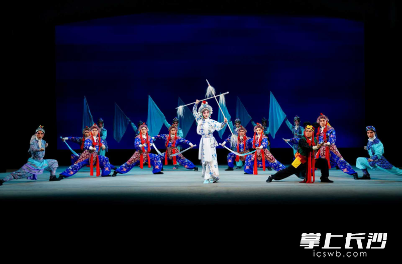 《雷峰塔》作为中国戏曲史上的里程碑，是昆曲艺术“唱、念、做、打、舞”的集大成者。