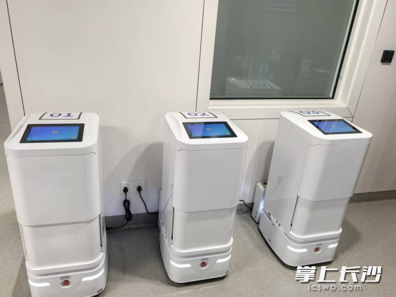 湖南省肿瘤医院日间放化疗中心的智能机器人。