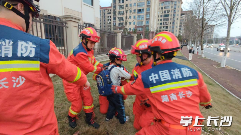 小男孩被成功营救上来。