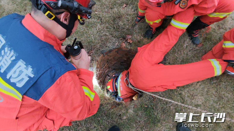 消防员倒挂营救井内小孩。 均为长沙晚报通讯员 易吉荣 摄