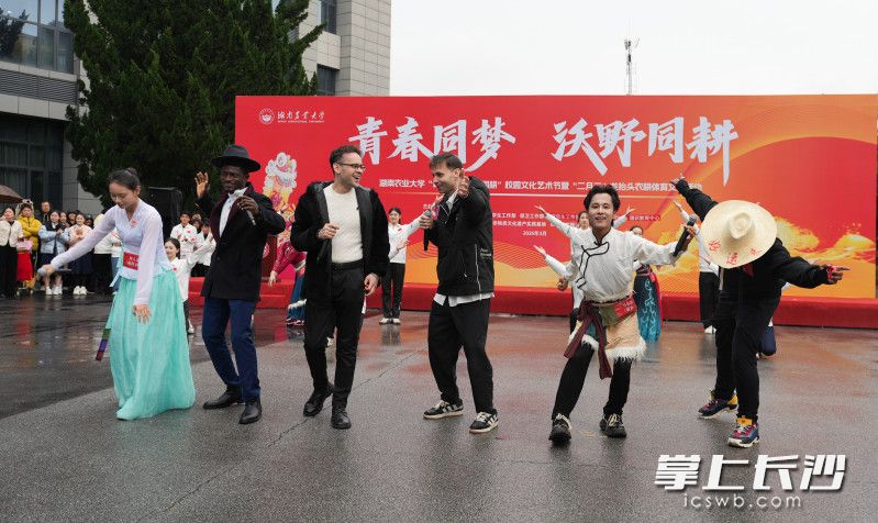 一起演唱《龙的传人》。