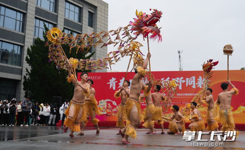 学生进行舞龙表演。 均为长沙晚报全媒体记者邹麟摄