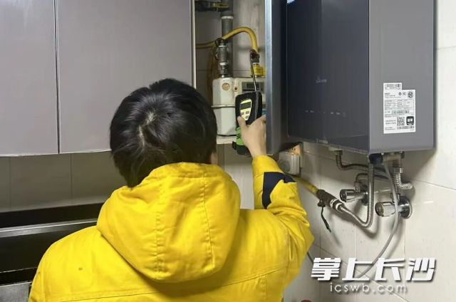 围绕“火、电、气”三大重点，工作人员开展拉网式安全隐患排查。