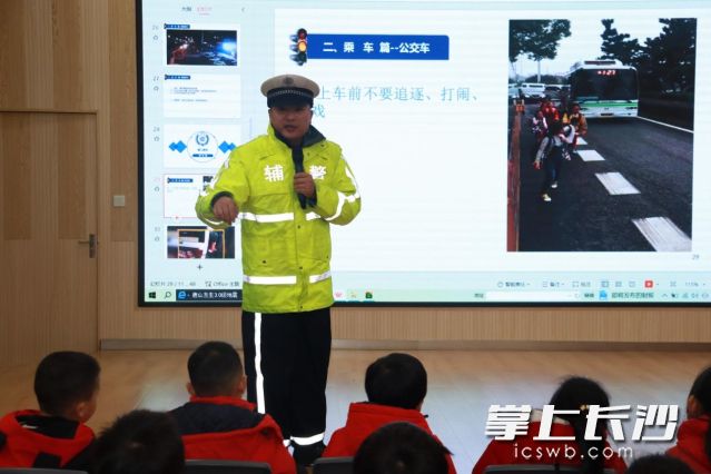 孩子们收获了一堂集交通安全与消防安全于一体的宣传教育课。  