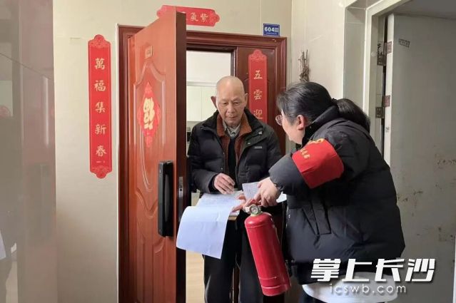 芙蓉北路街道对辖区特殊群体进行全面摸排。  均为长沙晚报通讯员李文供图