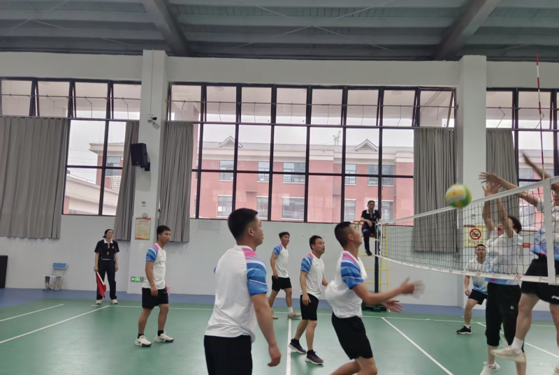 气排球队的老师们在进行练习。