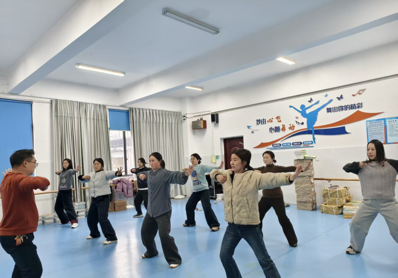 八段锦队以舒缓柔和的动作调理身心，缓解久坐带来的肢体不适。