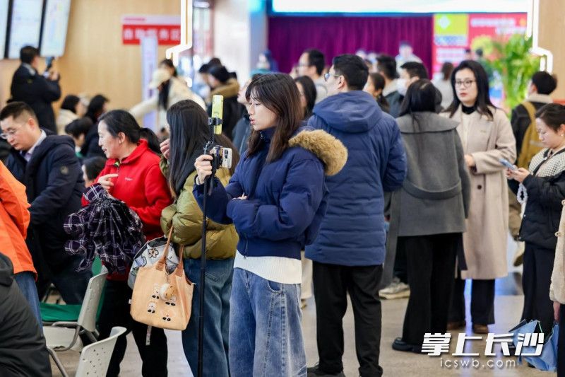 主播走进展区，通过直播介绍岗位信息、现场答疑，线上求职者可实时投递简历。