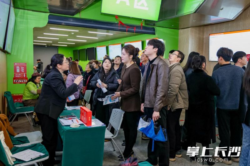 本次招聘会共吸引696人现场求职，初步达成就业意向116人。