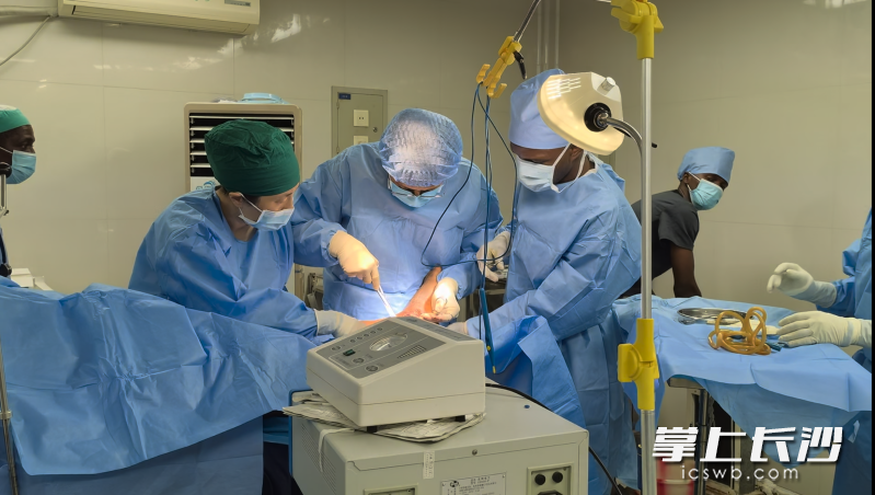 医生们在进行手术。均为通讯员供图