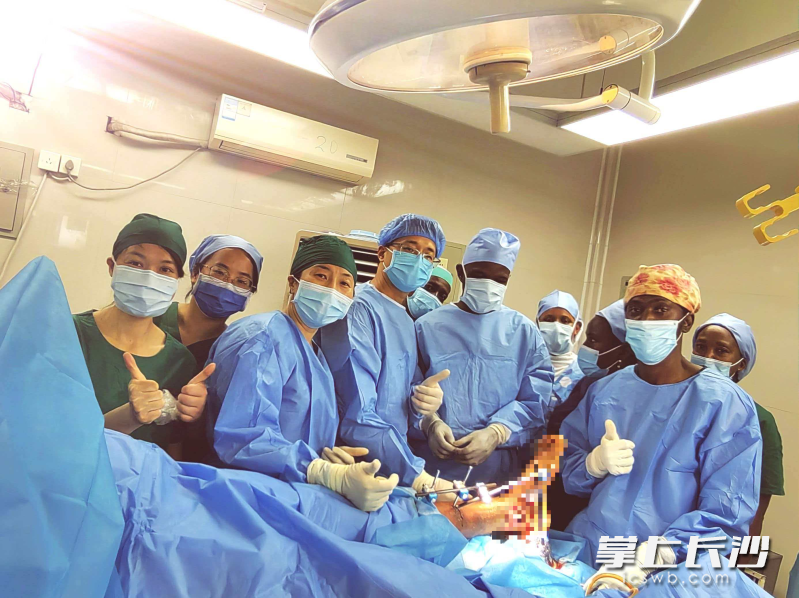 术后，医护人员纷纷竖起大拇指。
