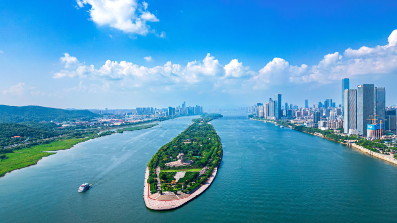 春风又绿湘江岸，铺展着“山水洲城”的诗意长卷，跃动着高质量发展的强劲脉搏。图片来源于长沙数字化城市形象资源共享平台 周水生 摄