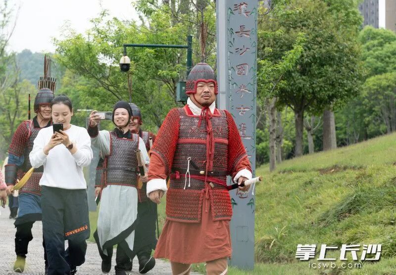 汉长沙国考古遗址公园带领市民游客穿越千年，感受汉代文明的独特魅力。邹麟 摄