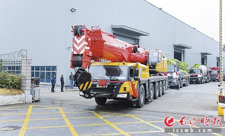 焕然“新生”的再制造设备驶出自贸区长沙片区工程机械再制造基地。资料图