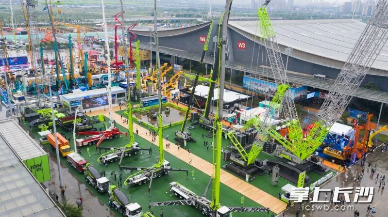 长沙已连续举办四届长沙国际工程机械展览会，展现了长沙工程机械产业 “高端化、智能化、绿色化” 的转型成效。图为往届长沙国际工程机械展览会现场。邹麟 摄